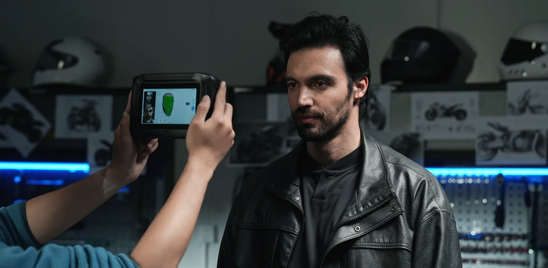 Homem segurando o Sermoon P1 e conferindo o scan na tela