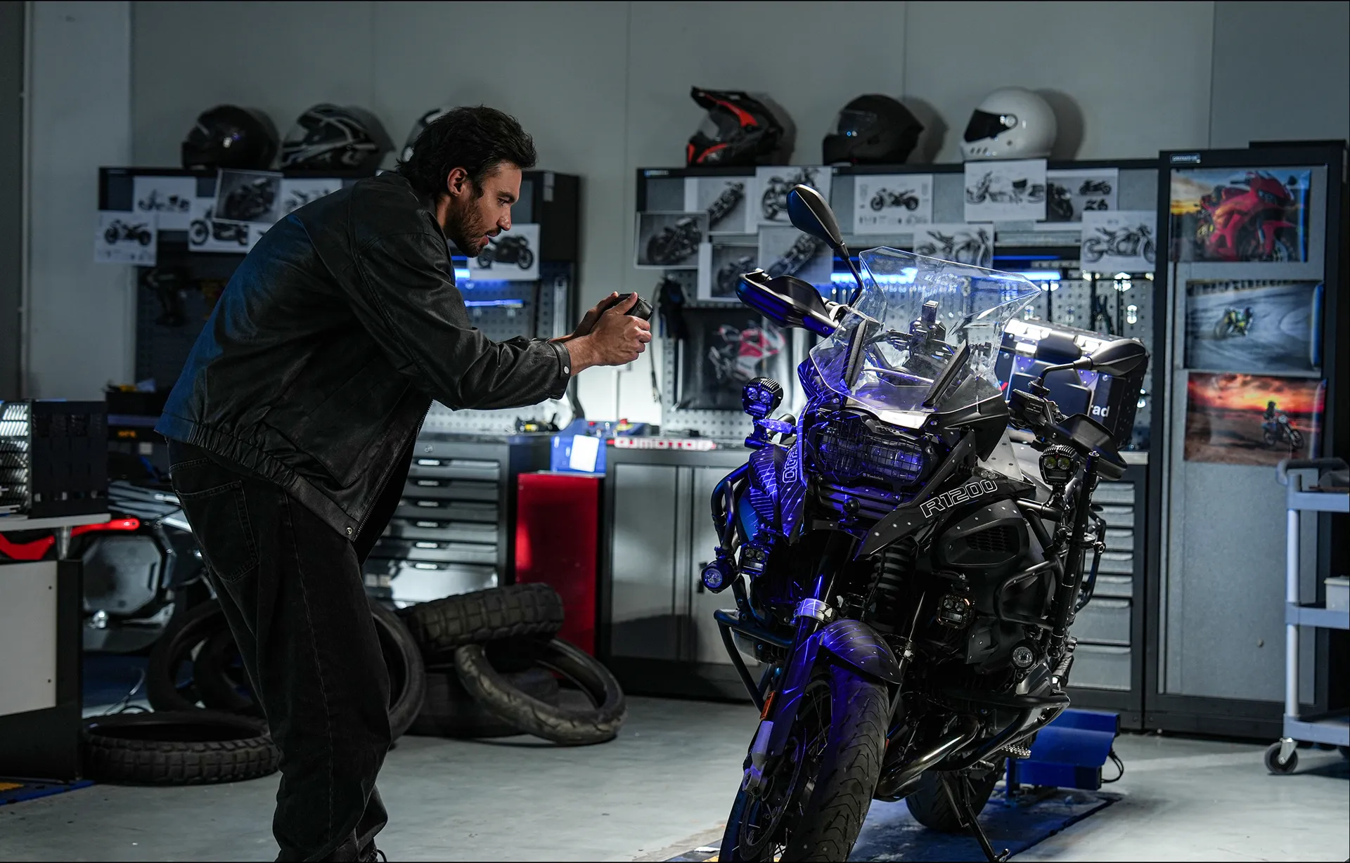 Homem escaneando uma moto na oficina