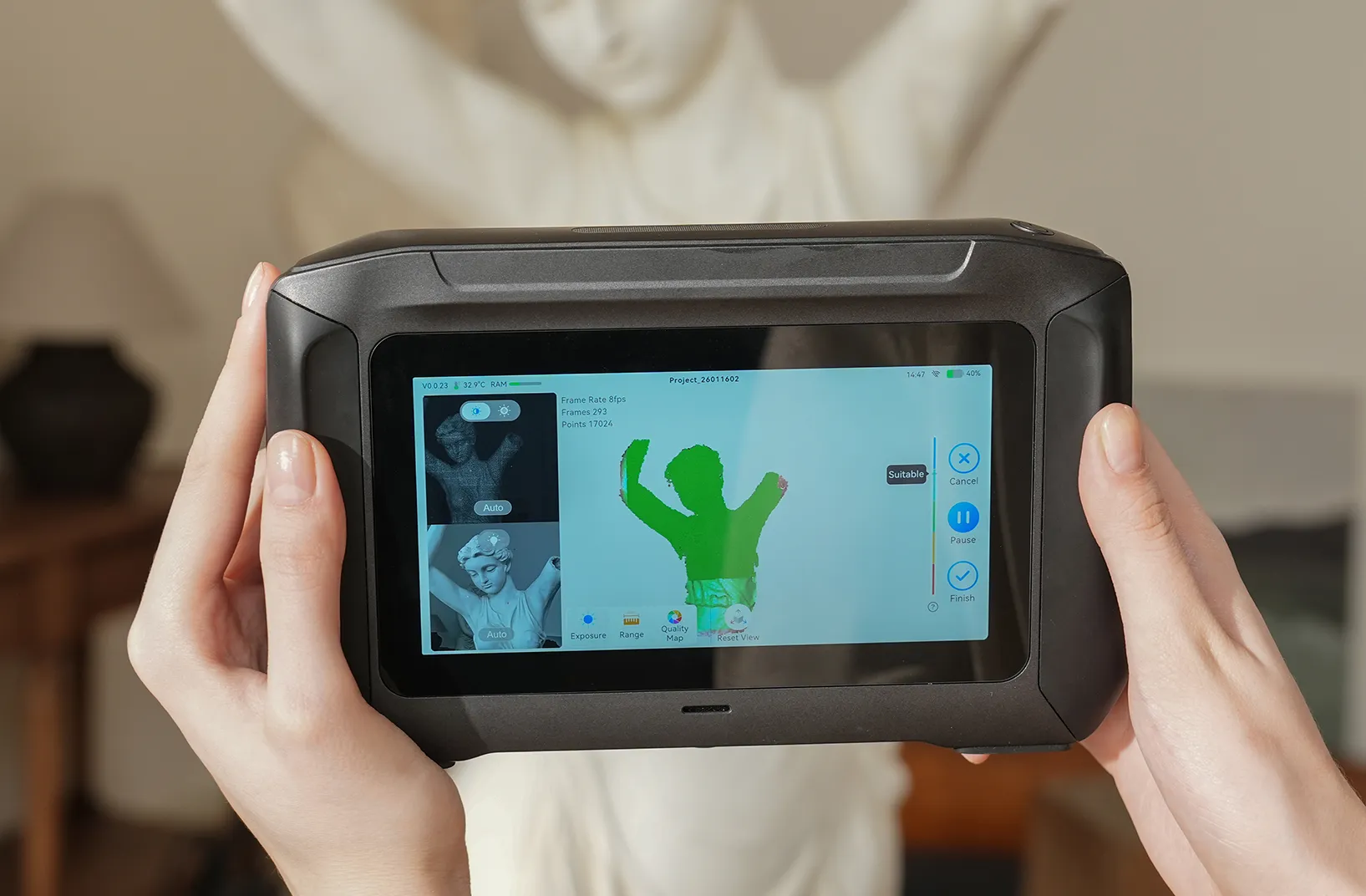 Mãos segurando o Sermoon P1 com um modelo 3D na tela