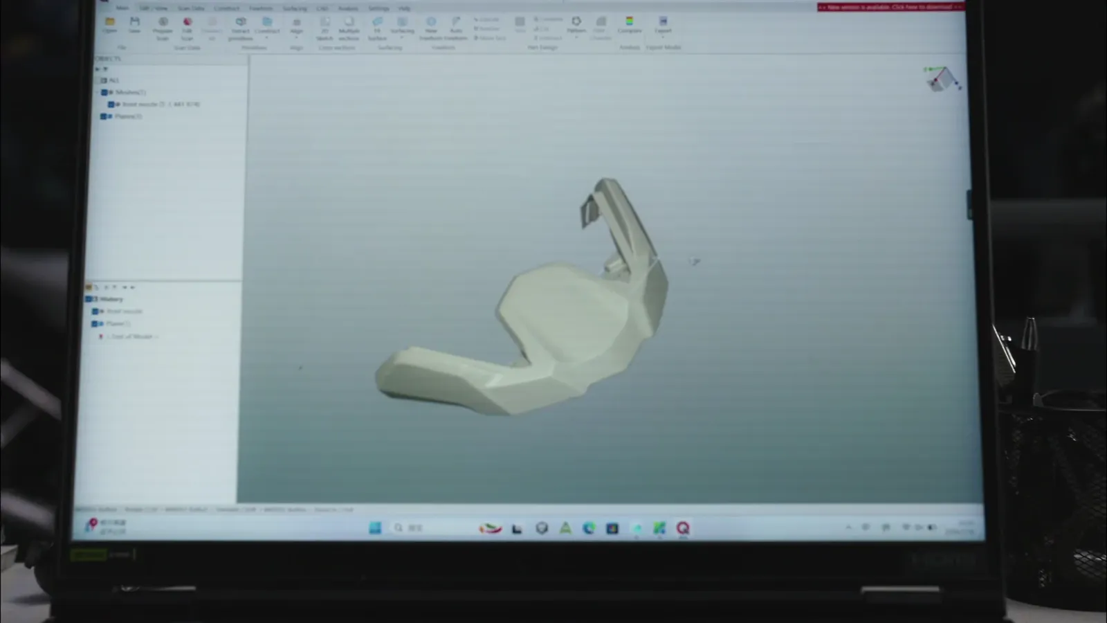 Peça escaneada aberta em software CAD no notebook